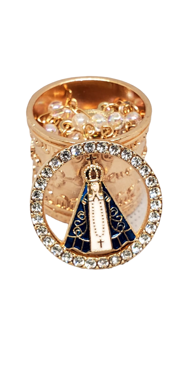 Relicário dourado aberto com terço de contas cristal